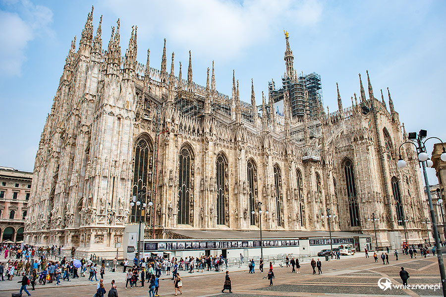 Mediolan. Wspaniała, bogato zdobiona fasada katedry. - foto: wnieznane.pl