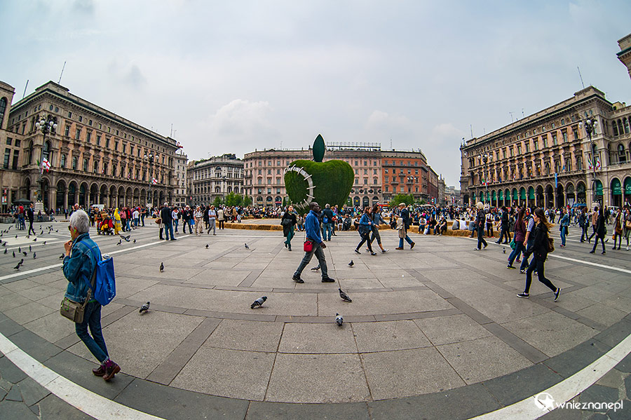 Mediolan. Na placu katedralnym. - foto: wnieznane.pl