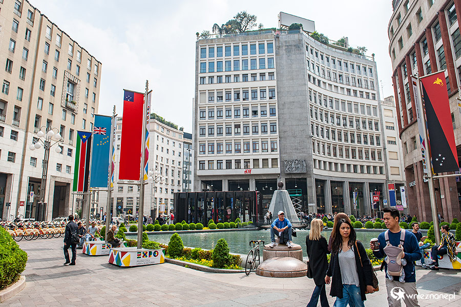 Mediolan. Plac San Babila. - foto: wnieznane.pl
