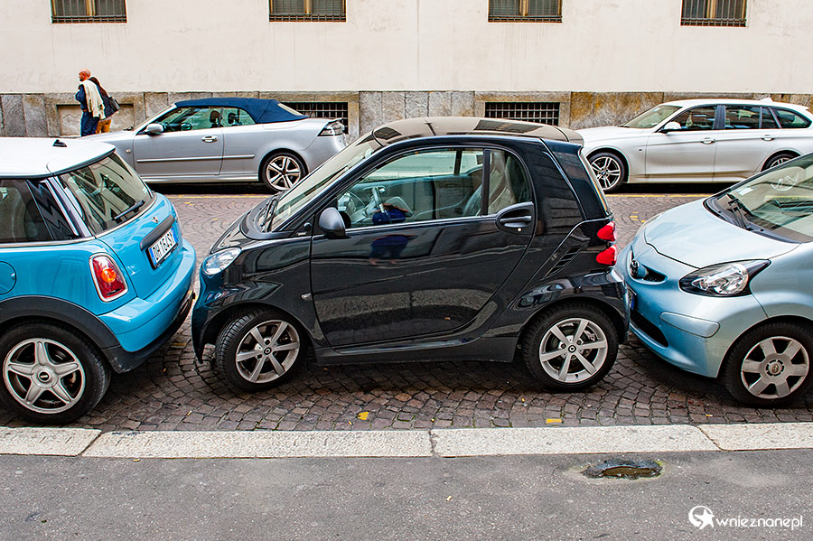 Mediolan. Włoska sztuka parkowania. - foto: wnieznane.pl
