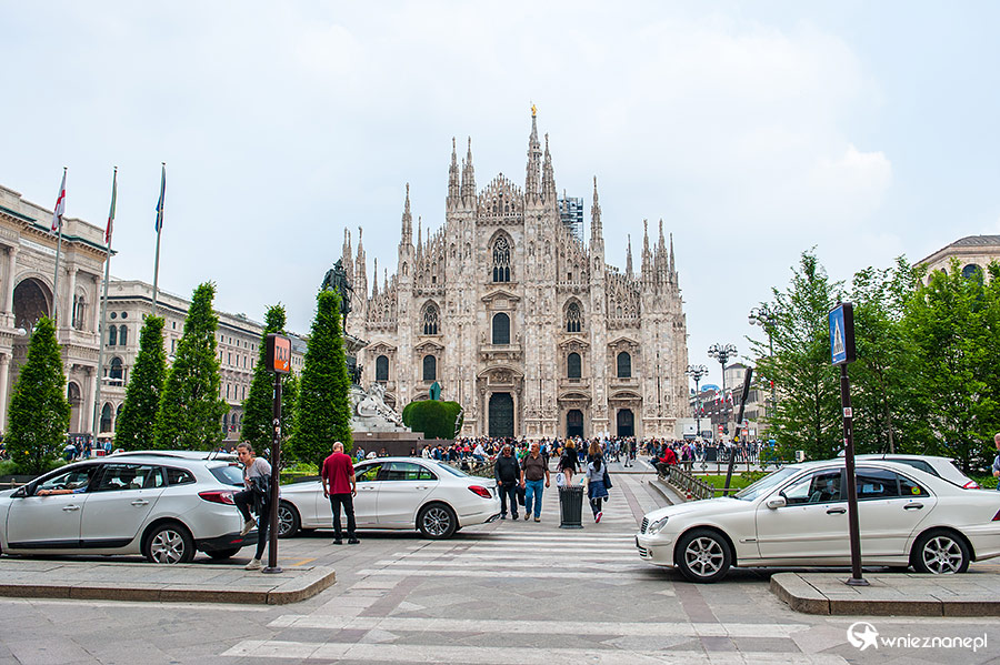Mediolan. Tłumy przed katedrą. - foto: wnieznane.pl