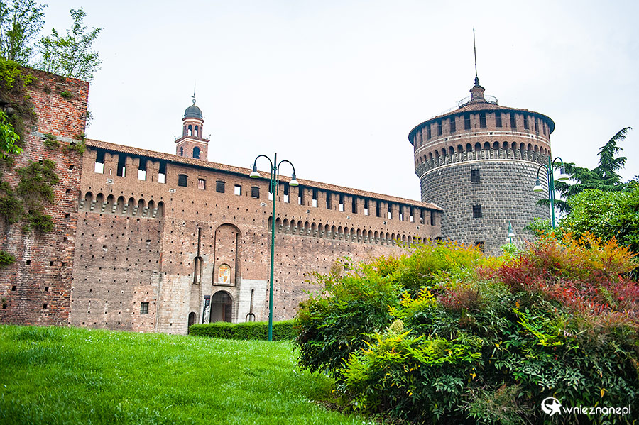 Mediolan. Widok na Castello Sforzesco. - foto: wnieznane.pl