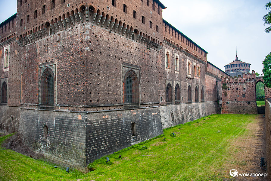 Mediolan. Fosa i Castello Sforzesco. - foto: wnieznane.pl