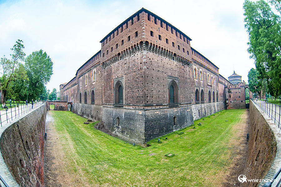 Mediolan. Fosa przy Castello Sforzesco. - foto: wnieznane.pl Mediolan. Fosa przy Castello Sforzesco. - foto: wnieznane.pl