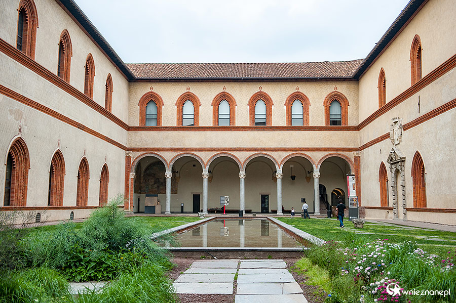 Mediolan. Na terenie Castello Sforzesco. - foto: wnieznane.pl