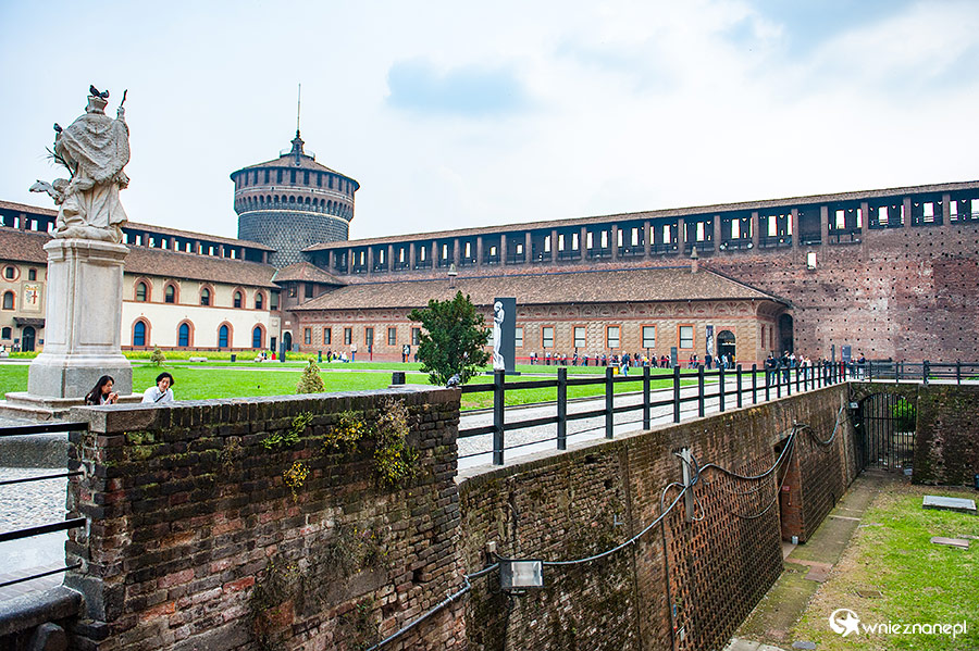 Mediolan. Na terenie Castello Sforzesco. - foto: wnieznane.pl