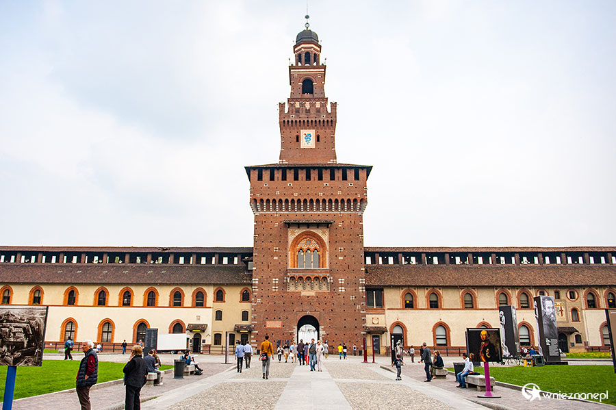 Mediolan. Na terenie Castello Sforzesco. - foto: wnieznane.pl