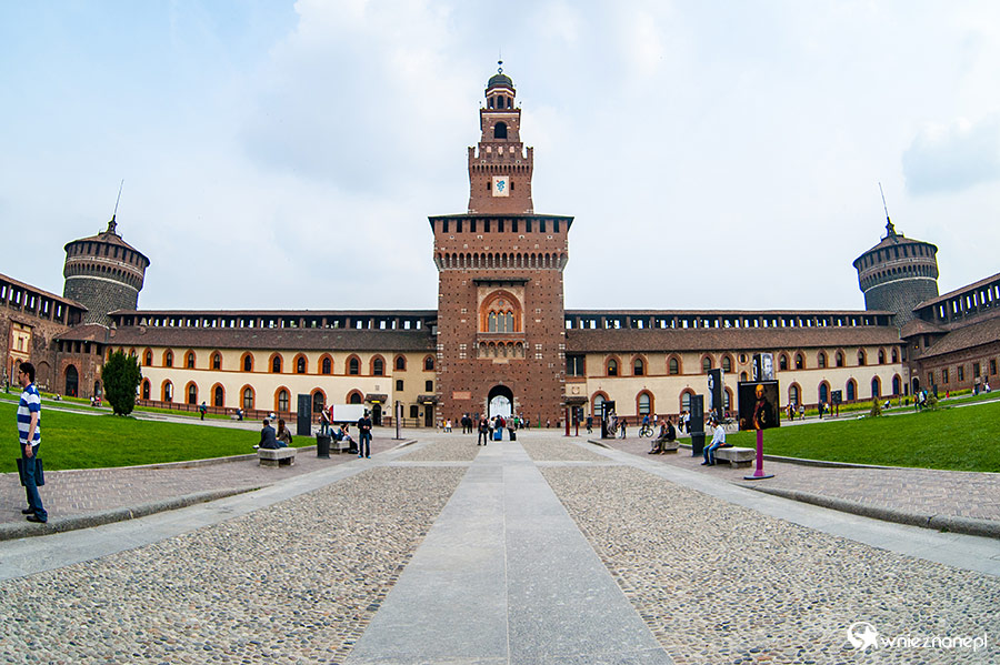 Mediolan. Na terenie Castello Sforzesco. - foto: wnieznane.pl