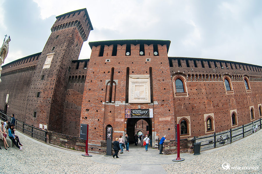 Mediolan. Wejście do Castello Sforzesco. - foto: wnieznane.pl