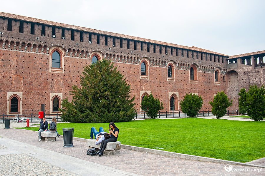 Mediolan. Na terenie Castello Sforzesco. - foto: wnieznane.pl