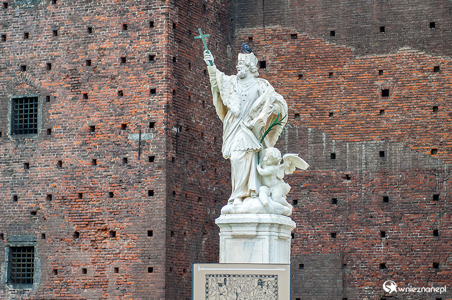 Mediolan. Na terenie Castello Sforzesco. - foto: wnieznane.pl