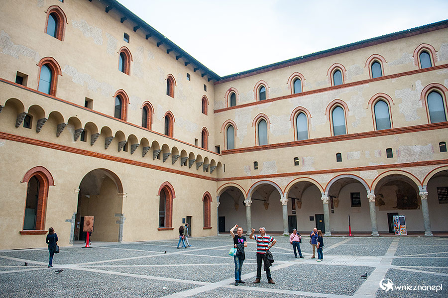 Mediolan. Dziedziniec Castello Sforzesco. - foto: wnieznane.pl