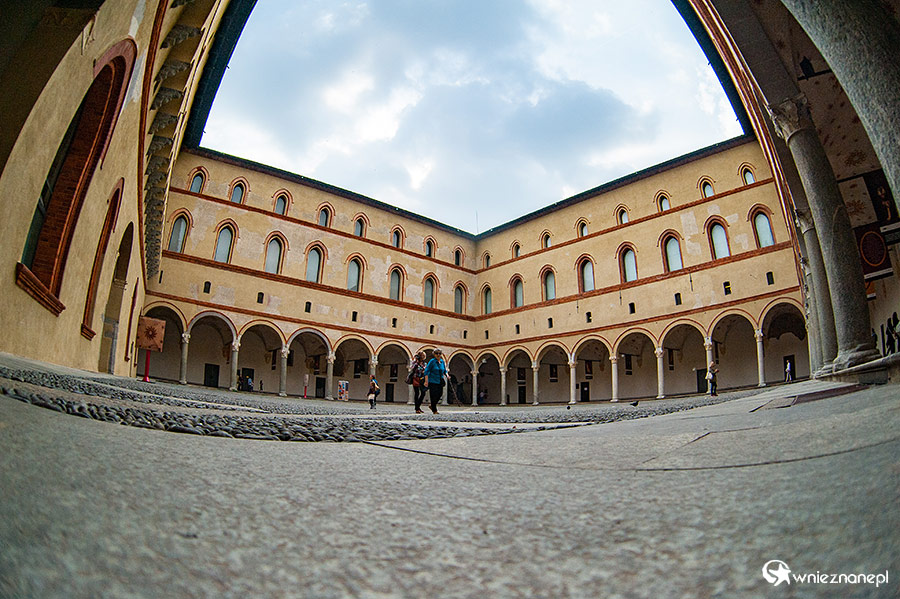 Mediolan. Dziedziniec Castello Sforzesco. - foto: wnieznane.pl