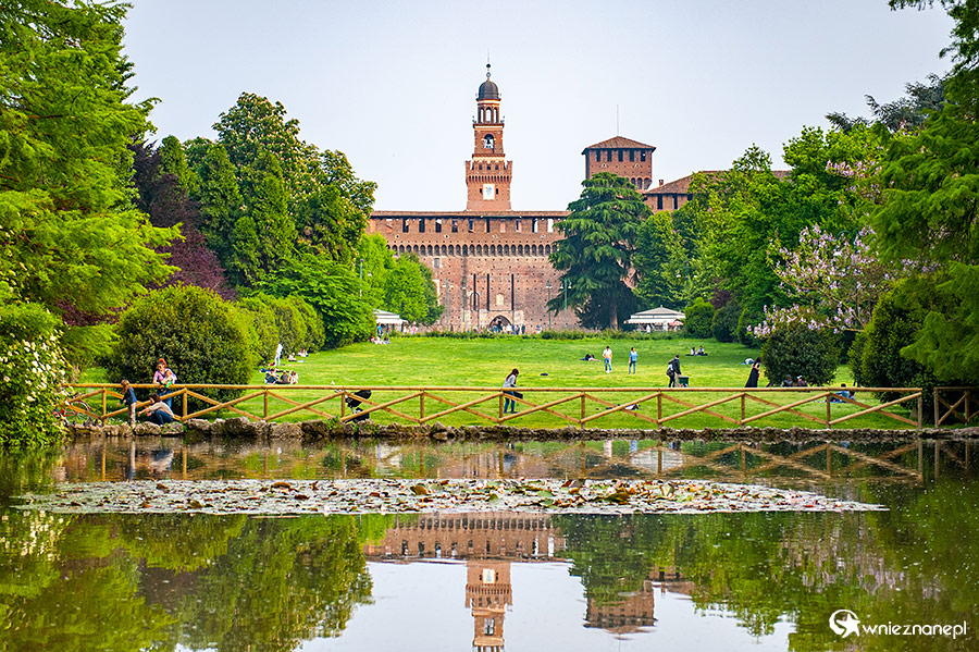 Mediolan. Park z widokiem na Castello Sforzesco. - foto: wnieznane.pl