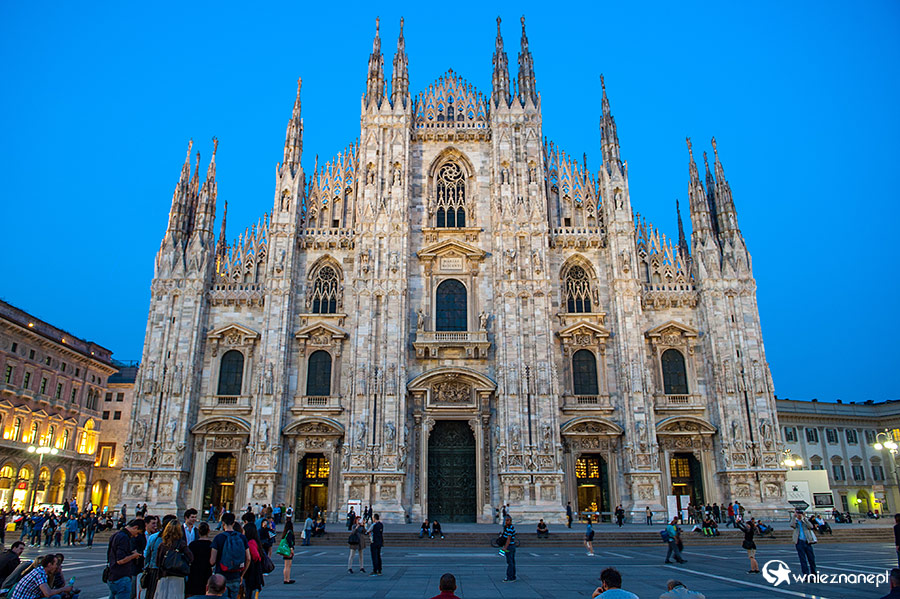 Mediolan. Katedra wieczorem. - foto: wnieznane.pl