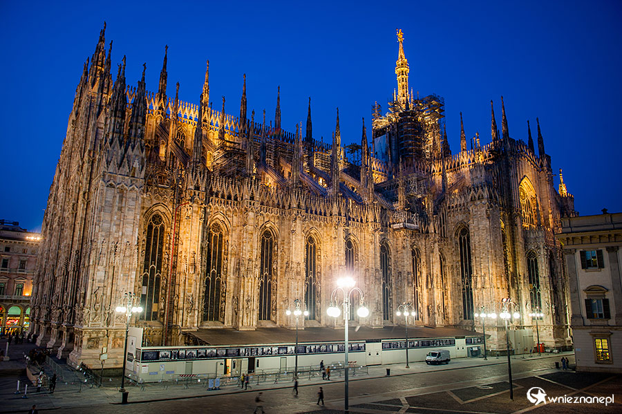 Mediolan. Katedra oświetlona wieczorem. - foto: wnieznane.pl