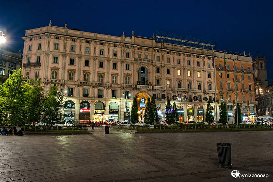 Mediolan. Plac katedralny. - foto: wnieznane.pl
