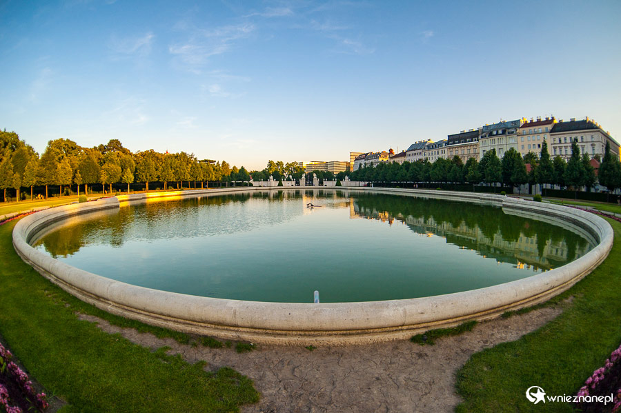 Wiedeń. Ogrody przy pałacu Belweder. - foto: wnieznane.pl