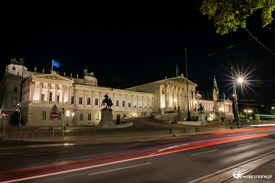 Wiedeń. Budynek Parlamentu nocą. - foto: wnieznane.pl Wiedeń. Budynek Parlamentu nocą. - foto: wnieznane.pl