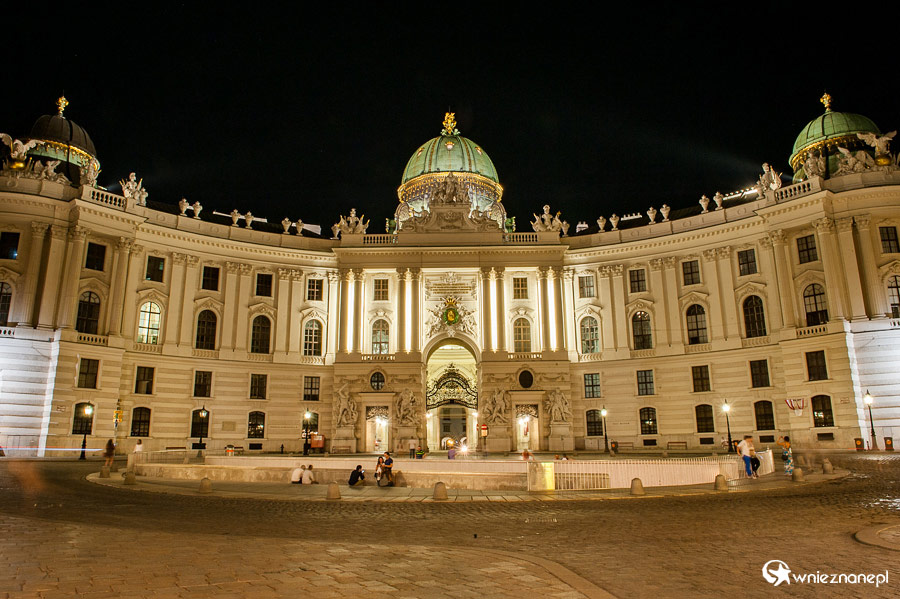 Wiedeń. Pałac Hofburg nocą. - foto: wnieznane.pl