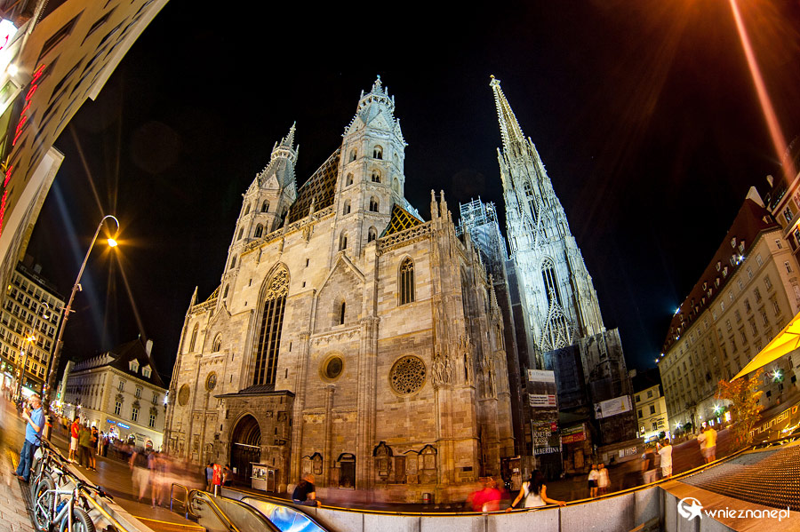 Wiedeń. Katedra św. Szczepana nocą. - foto: wnieznane.pl