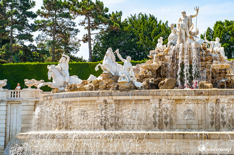 Wiedeń. Fontanna w ogrodach pałacowych Schonbrunn. - foto: wnieznane.pl