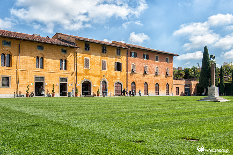Piza. Budynki przy Piazza dei Miracoli. - foto: wnieznane.pl Piza. Budynki przy Piazza dei Miracoli. - foto: wnieznane.pl