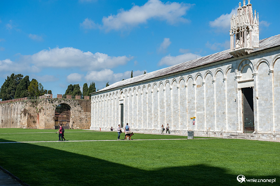 Piza. Cmentarz Camposanto przy Piazza dei Miracoli. - foto: wnieznane.pl