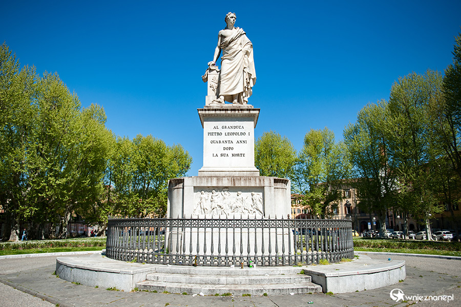 Piza. Pomnik na Piazza Santa Caterina. - foto: wnieznane.pl Piza. Pomnik na Piazza Santa Caterina. - foto: wnieznane.pl