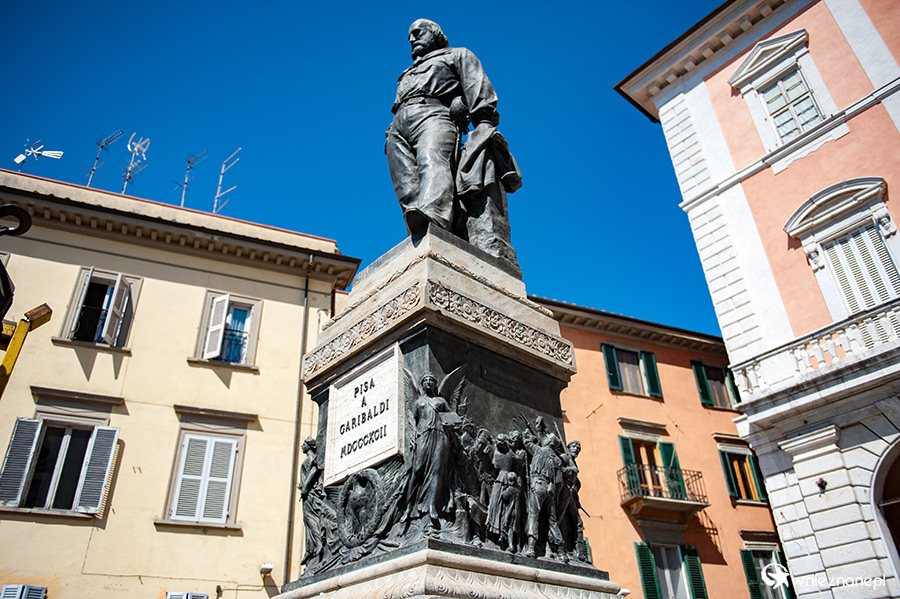 Piza. Pomnik Garibaldiego na Borgo Stretto. - foto: wnieznane.pl