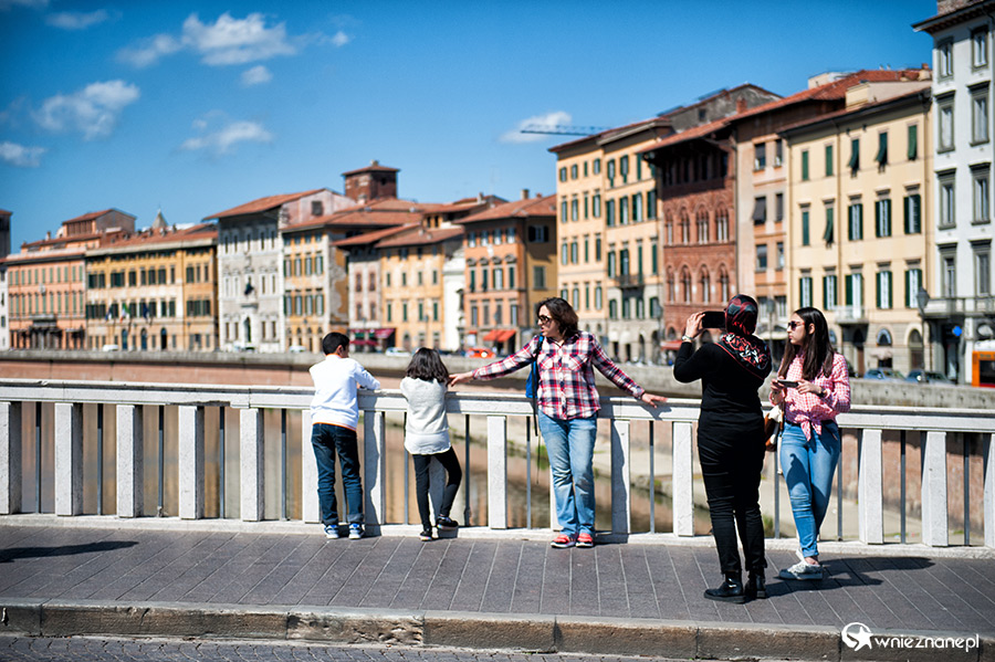 Piza. Kamienice wzdłuż rzeki Arno. - foto: wnieznane.pl