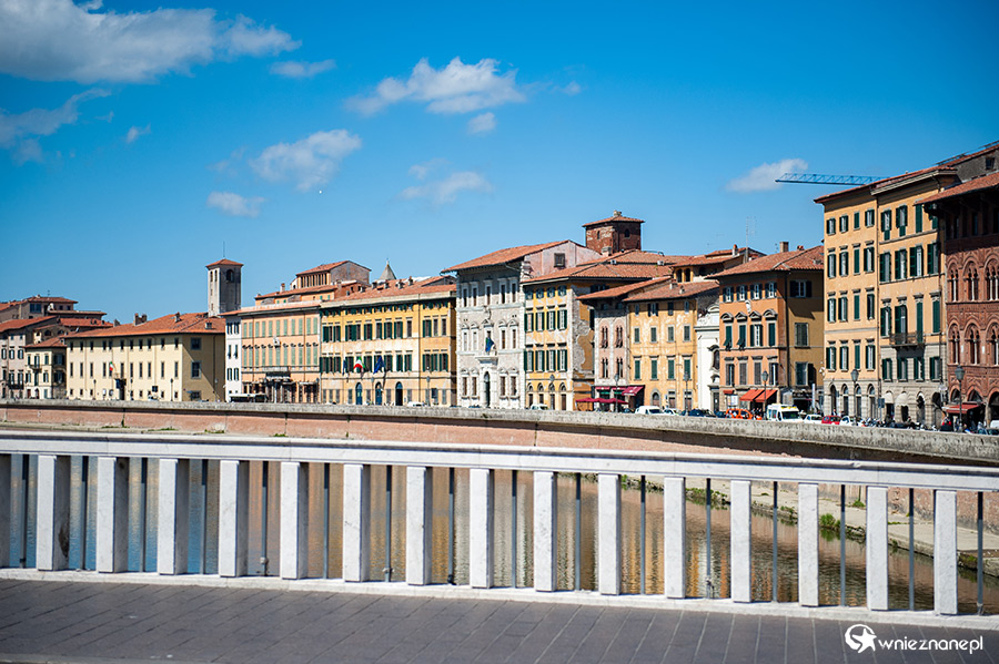 Piza. Kamienice wzdłuż rzeki Arno. - foto: wnieznane.pl