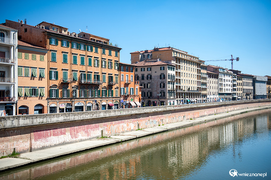 Piza. Kamienice wzdłuż rzeki Arno. - foto: wnieznane.pl