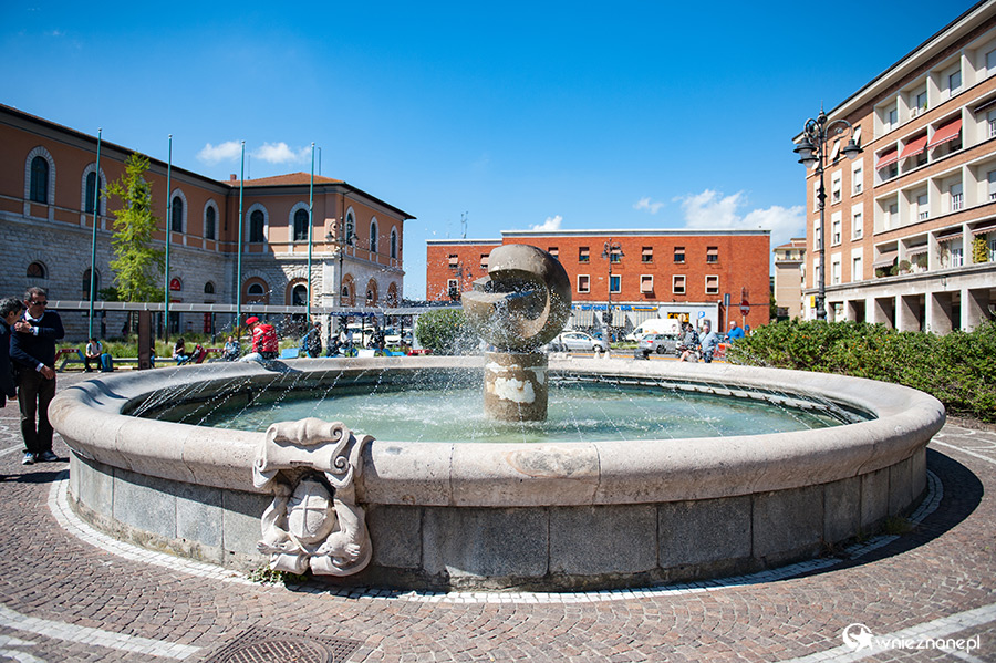 Piza. Fontanna w centrum miasta. - foto: wnieznane.pl
