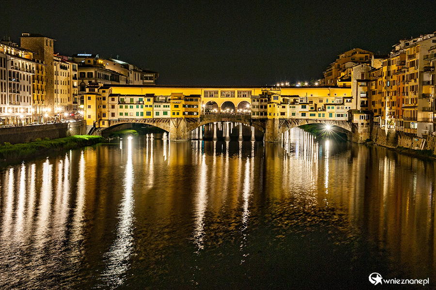 Florencja. Ponte Vecchio nocą. - foto: wnieznane.pl