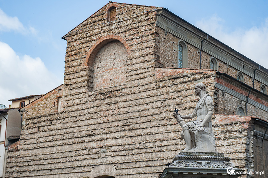 Florencja. Surowa fasada Bazyliki di San Lorenzo. - foto: wnieznane.pl