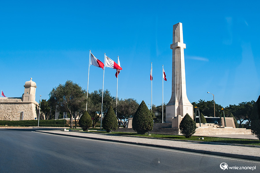 Malta, Valletta. Pomnik w stolicy wyspy. - foto: wnieznane.pl
