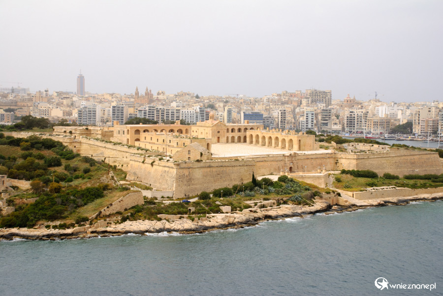 Malta. Valletta. Widok na Fort Manoela. - foto: wnieznane.pl