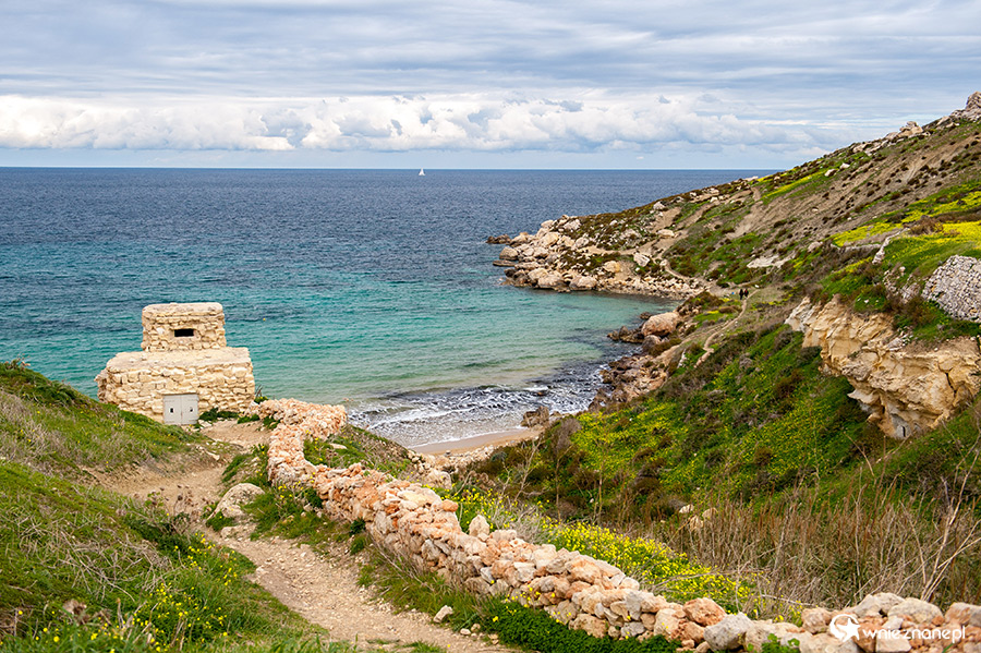 Malta. Malownicza plaża Selmun niedaleko miejscowości Mellieha. - foto: wnieznane.pl