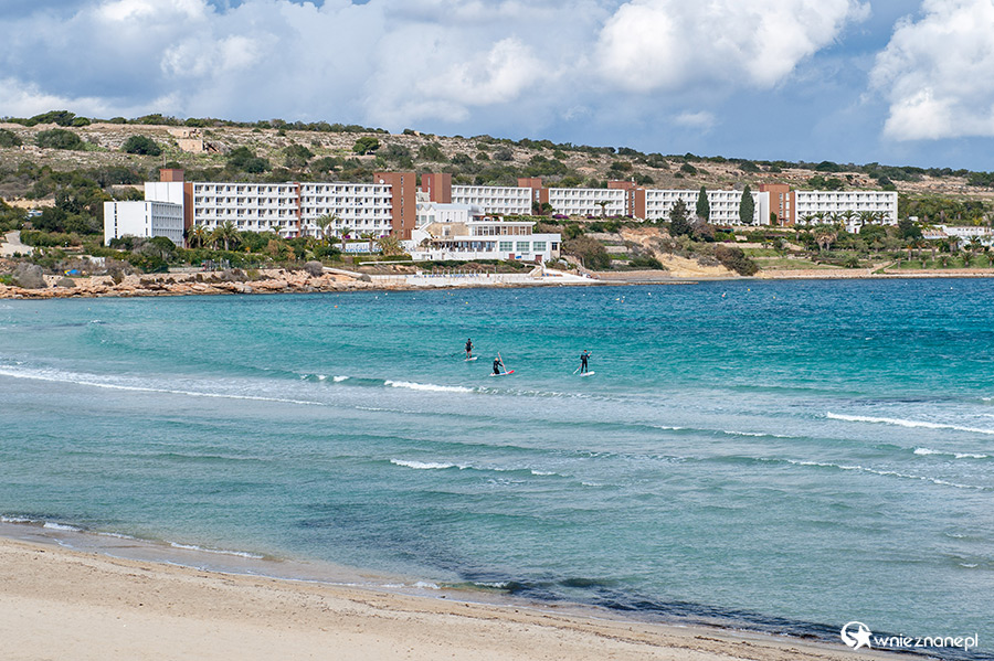 Malta. Szeroka piaszczysta plaża Il-Bajja Tal-Ghadira w miejscowości Mellieha. - foto: wnieznane.pl
