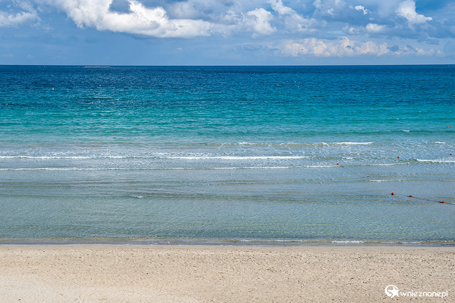 Malta. Szeroka piaszczysta plaża Il-Bajja Tal-Ghadira w miejscowości Mellieha. - foto: wnieznane.pl