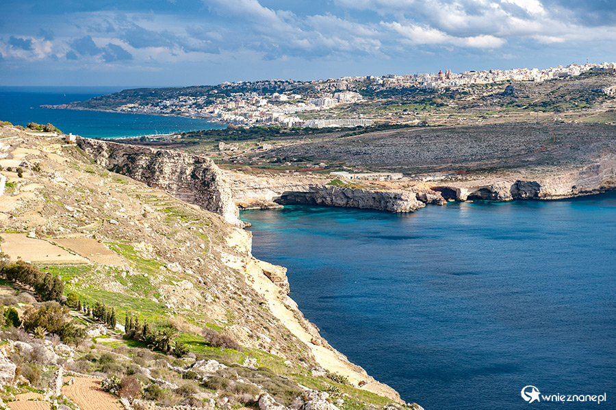 Malta. Widok z klifu Triq Tad-Dahar niedaleko miejscowości Mellieha. - foto: wnieznane.pl