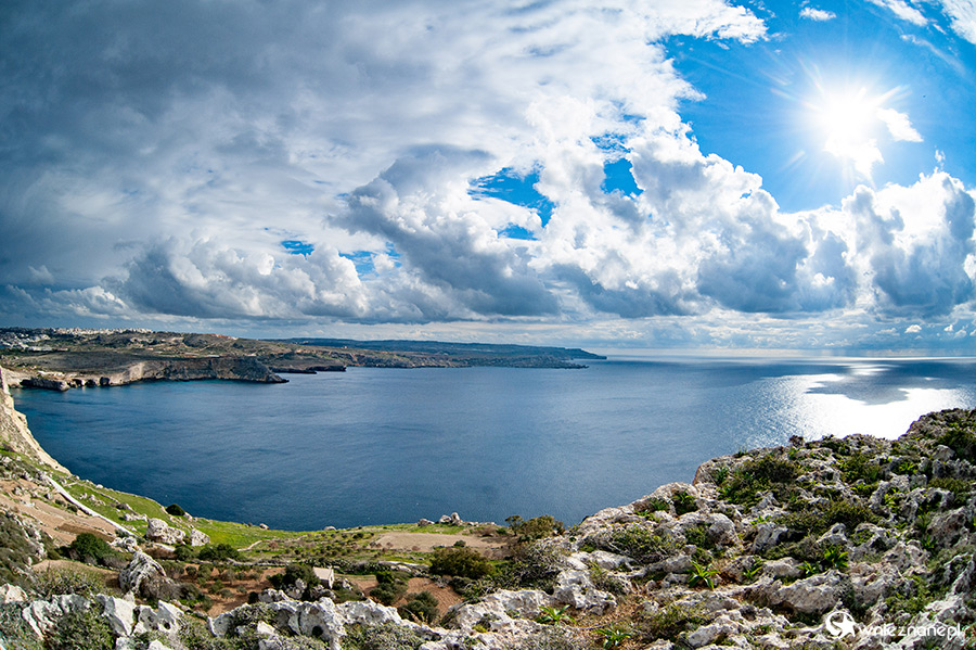 Malta. Widok z klifu Triq Tad-Dahar niedaleko miejscowości Mellieha. - foto: wnieznane.pl