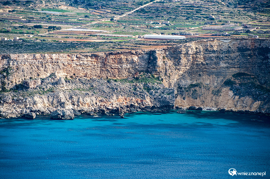 Malta. Klif Triq Tad-Dahar niedaleko miejscowości Mellieha. - foto: wnieznane.pl