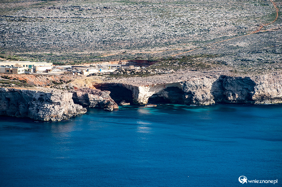 Malta. Klif Triq Tad-Dahar niedaleko miejscowości Mellieha. - foto: wnieznane.pl
