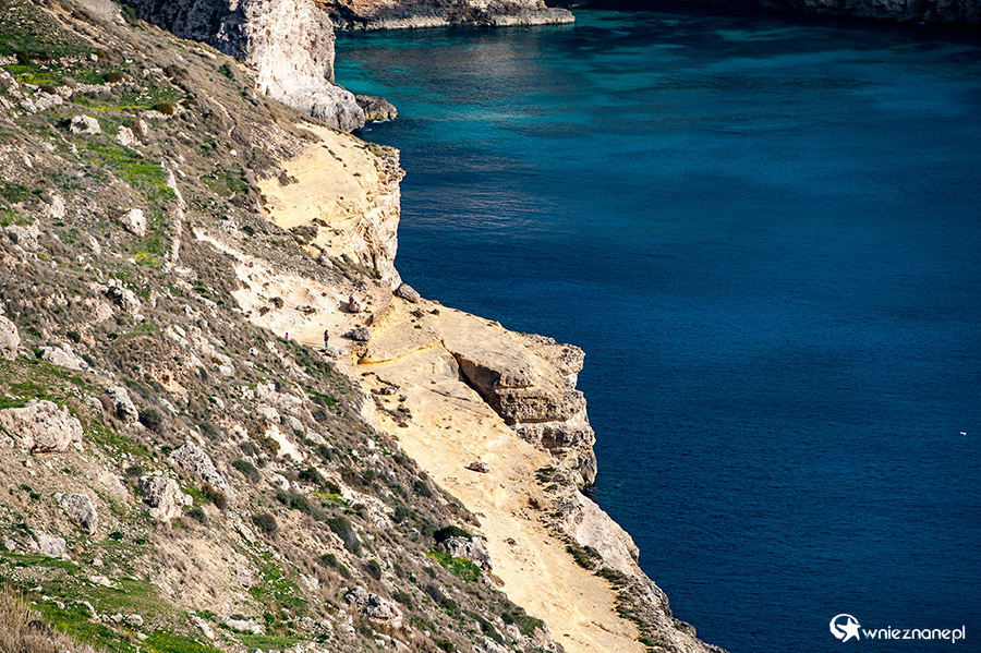 Malta. Klif Triq Tad-Dahar niedaleko miejscowości Mellieha. - foto: wnieznane.pl