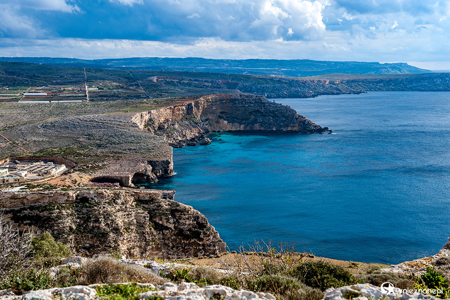 Malta. Klif Triq Tad-Dahar niedaleko miejscowości Mellieha. - foto: wnieznane.pl