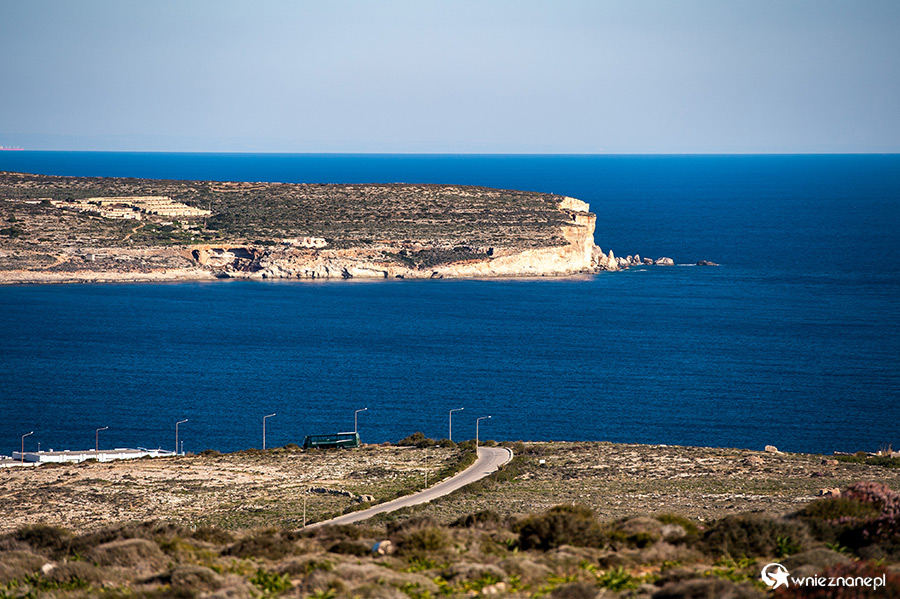 Malta. Dojazd do portu Cirkewwa, w tle Comino. - foto: wnieznane.pl
