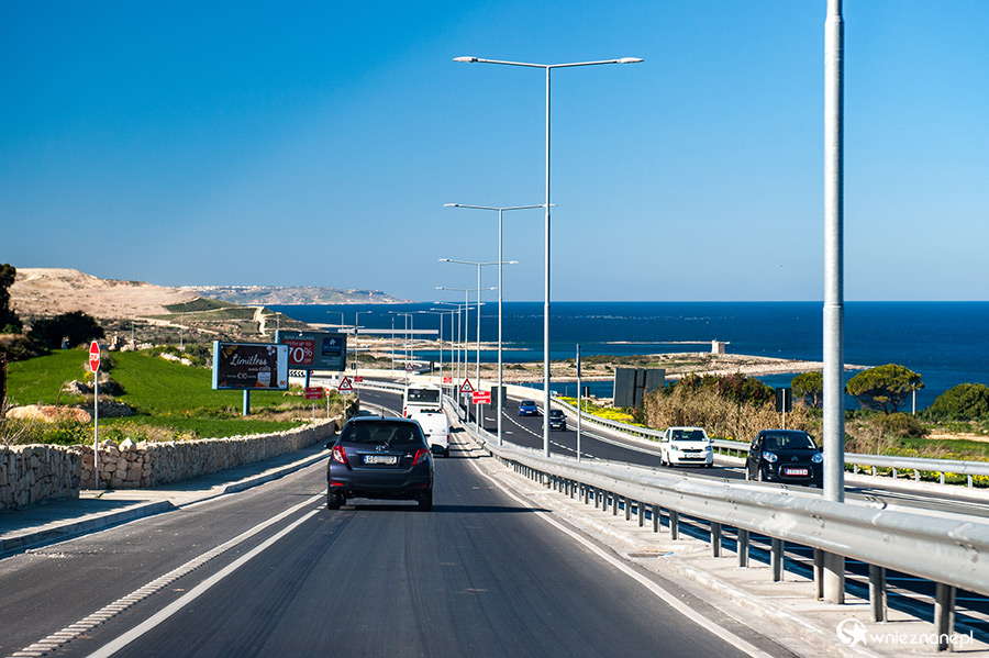 Malta. Droga prowadząca do portu Cirkewwa, skąd odpływają statki na Gozo. - foto: wnieznane.pl Malta. Droga prowadząca do portu Cirkewwa, skąd odpływają statki na Gozo. - foto: wnieznane.pl