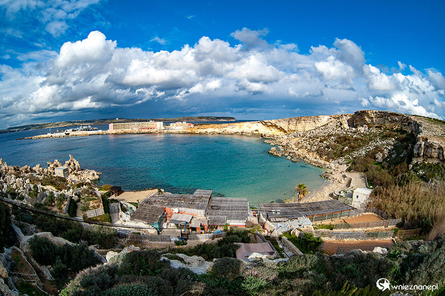 Malta. Malownicza plaża Paradise Beach niedaleko miejscowości Mellieha. - foto: wnieznane.pl